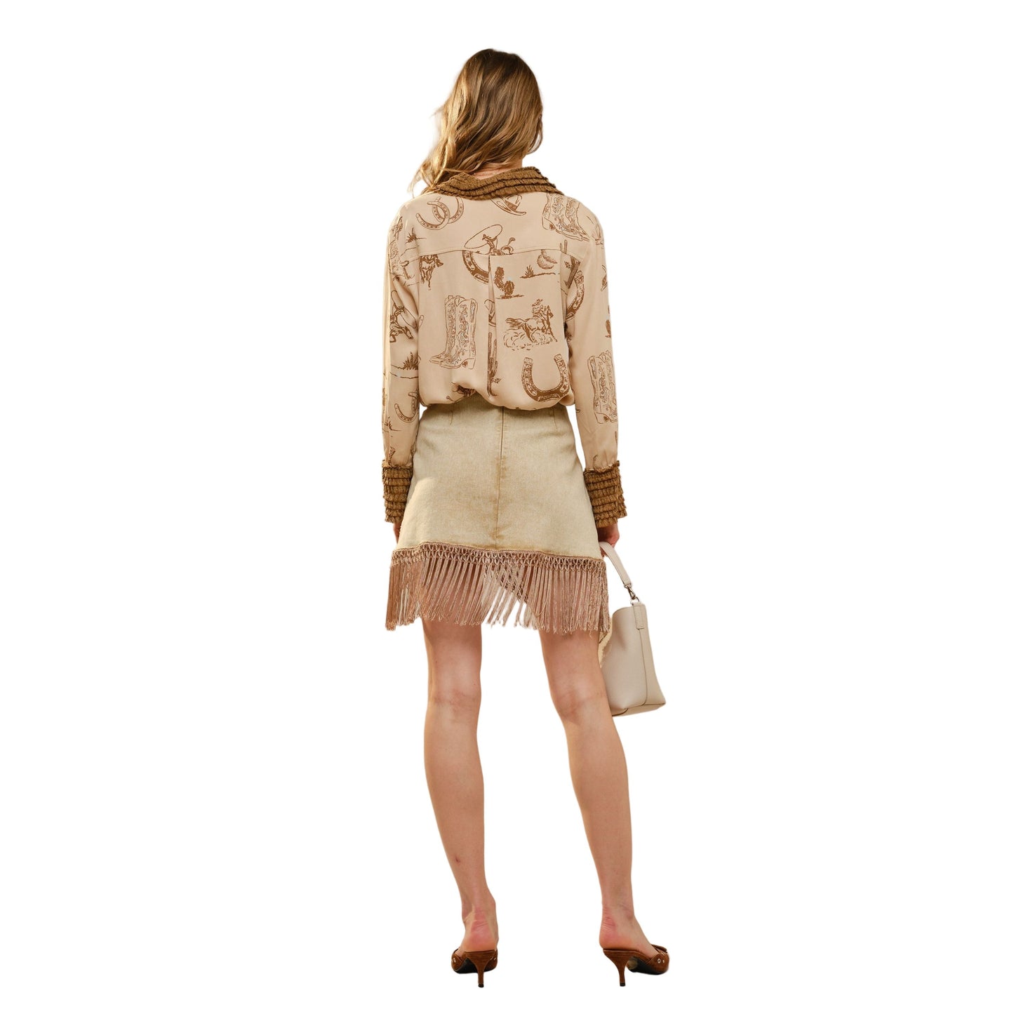 CAMISA CON MANGAS DE VUELOS CAMPANA Y ESTAMPADO TIPO COW.