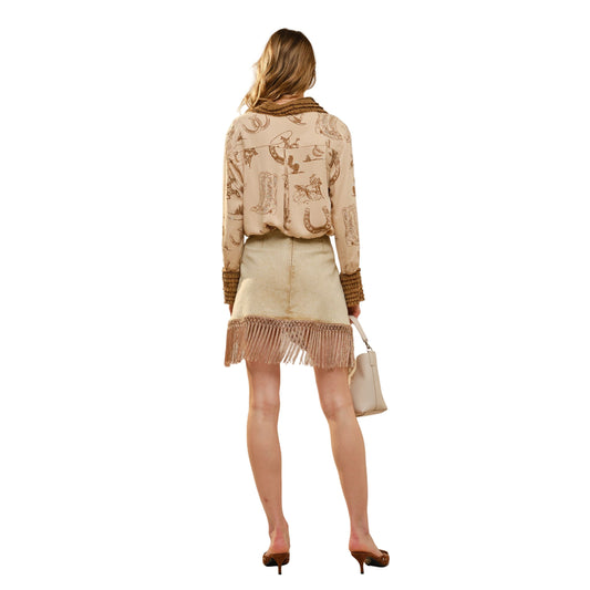 CAMISA CON MANGAS DE VUELOS CAMPANA Y ESTAMPADO TIPO COW.