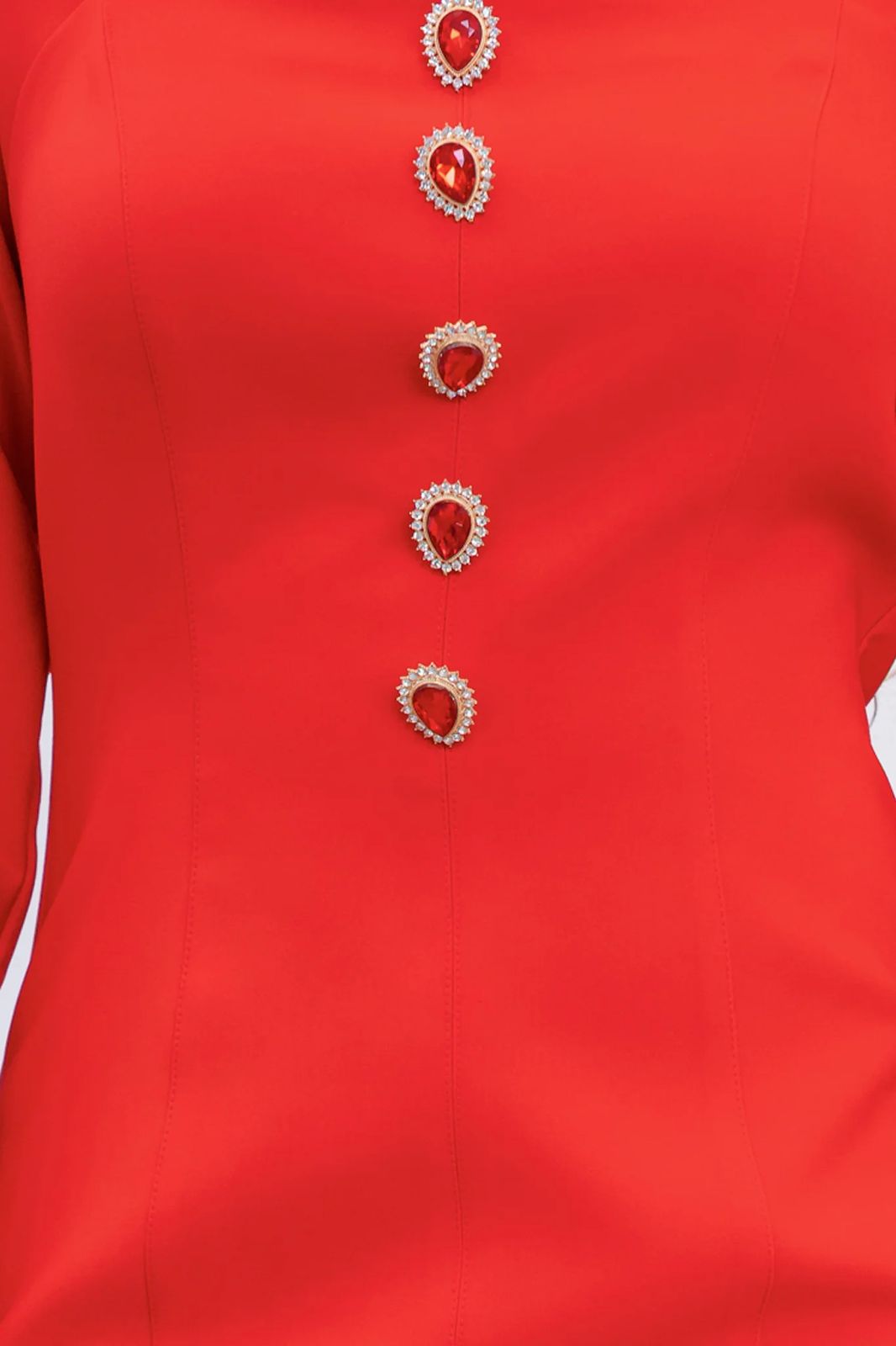Vestido con cuello cuadrado con detalle de botones de diamante plata y rojo.