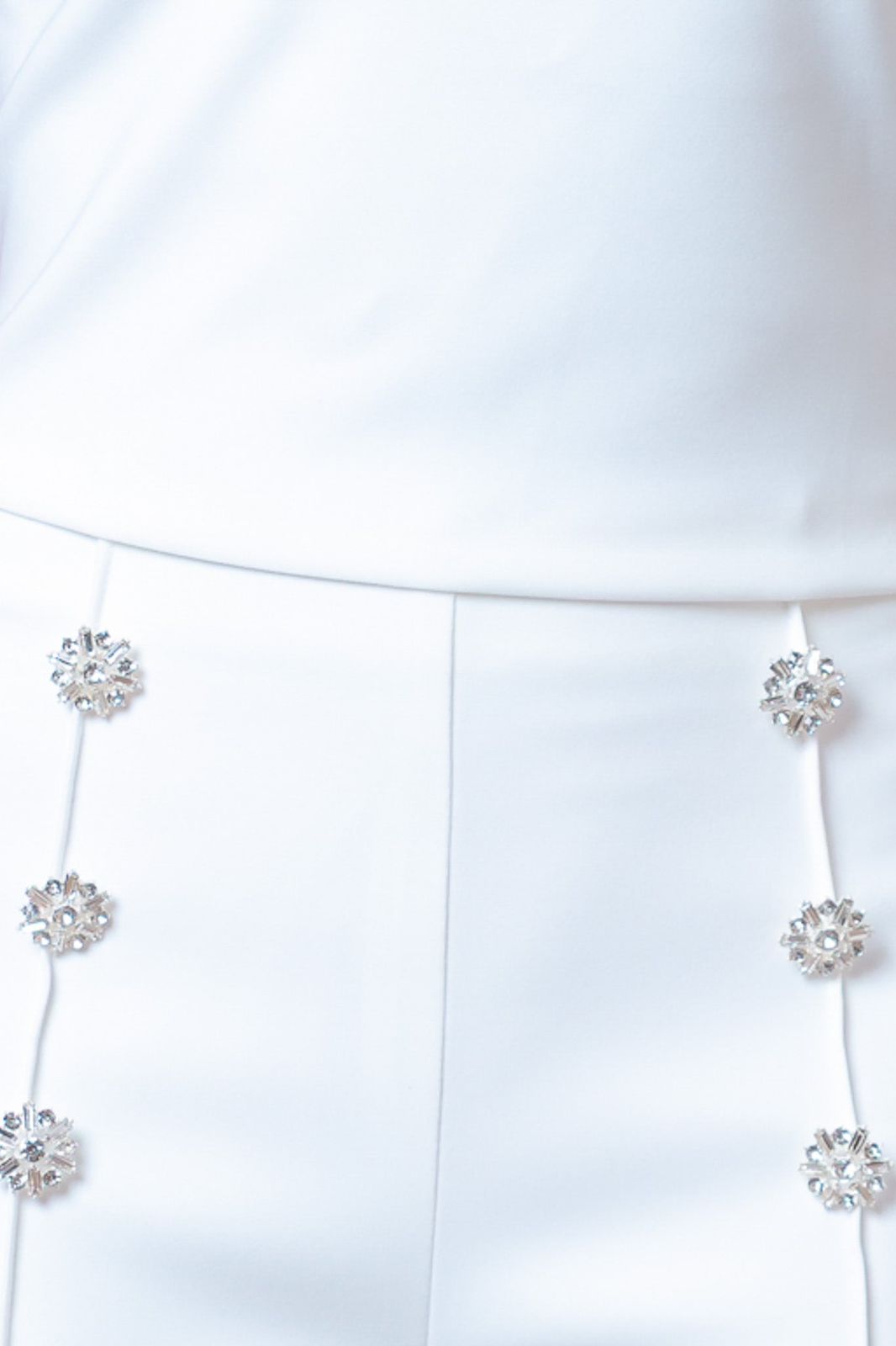 CONJUNTO BLUSA Y PANTALÓN, CUELLO CUADRADO CON DETALLE DE PEDRERÍA COLOR PLATA