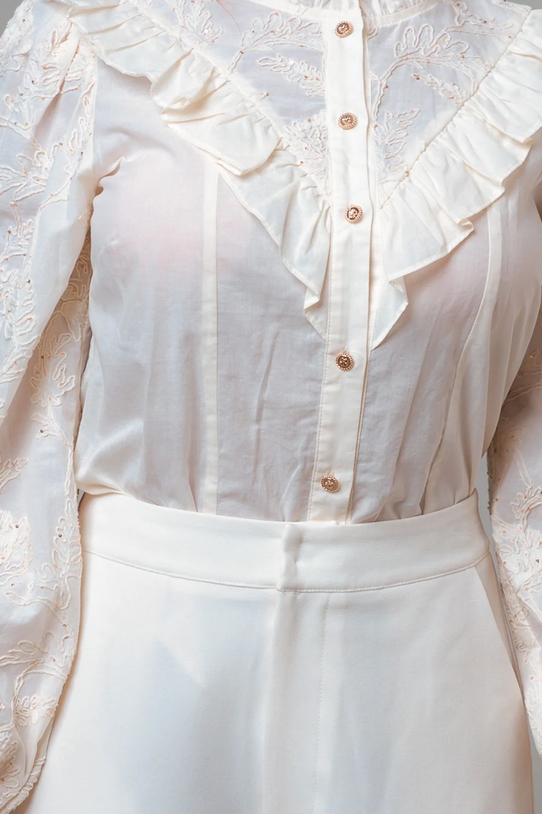CONJUNTO BLUSA Y PANTALÓN, MANGA PUFF CON BOTONES DORADOS.