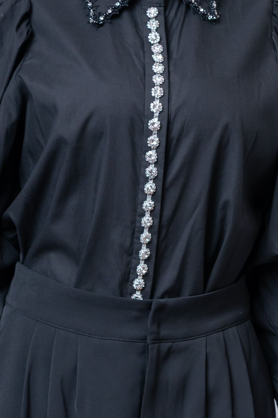 CONJUNTO BLUSA Y PANTALÓN, MANGA PUFF CON DETALLE DE PEDRERÍA EN CUELLO Y BOTONES.