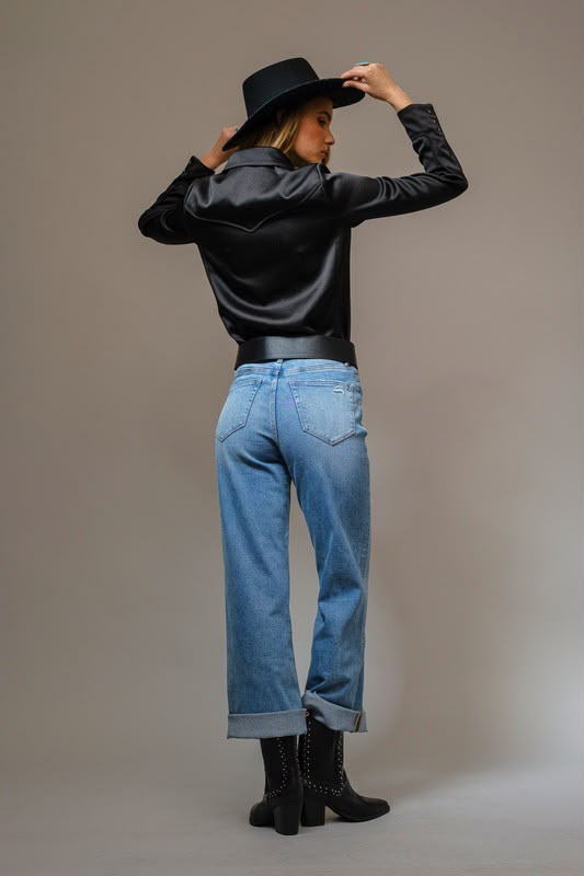BLUSA DE SEDA CON DETALLE BORDADO, DISEÑO DE BOTONES EN MANGA. cowgirl vaquera