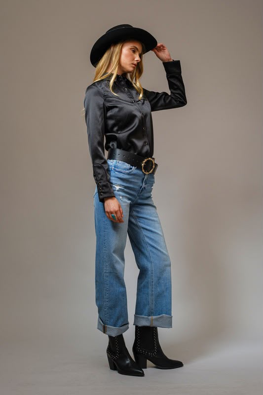 BLUSA DE SEDA CON DETALLE BORDADO, DISEÑO DE BOTONES EN MANGA. cowgirl vaquera