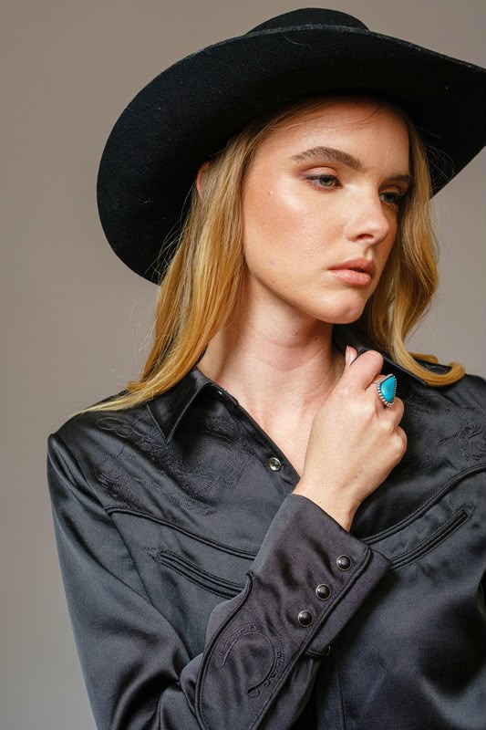 BLUSA DE SEDA CON DETALLE BORDADO, DISEÑO DE BOTONES EN MANGA. cowgirl vaquera