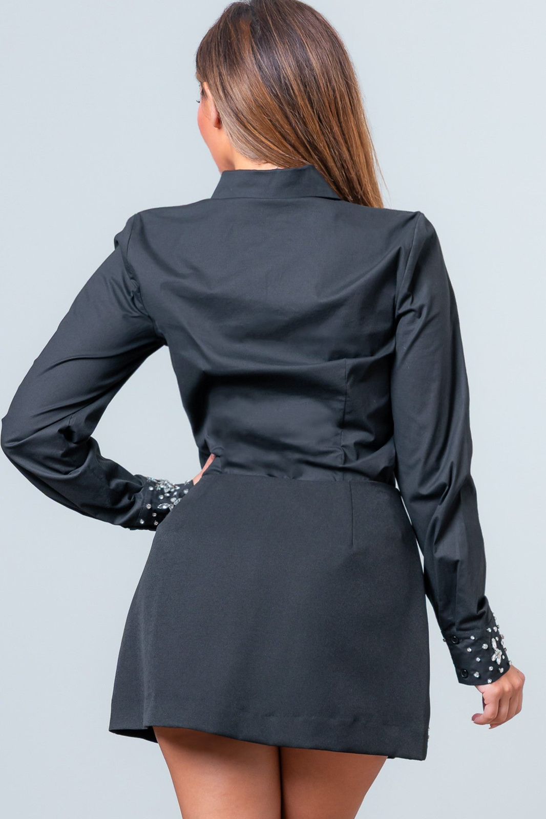 CONJUNTO FALDA Y BLUSA CON DETALLE DE PEDRERÍA EN CUELLO, MANGAS Y MINI FALDA