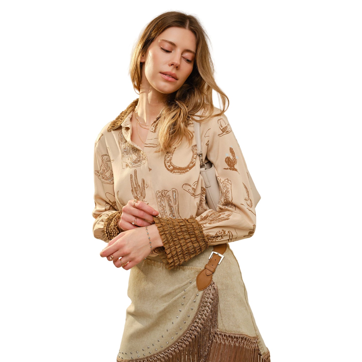 CAMISA CON MANGAS DE VUELOS CAMPANA Y ESTAMPADO TIPO COW.