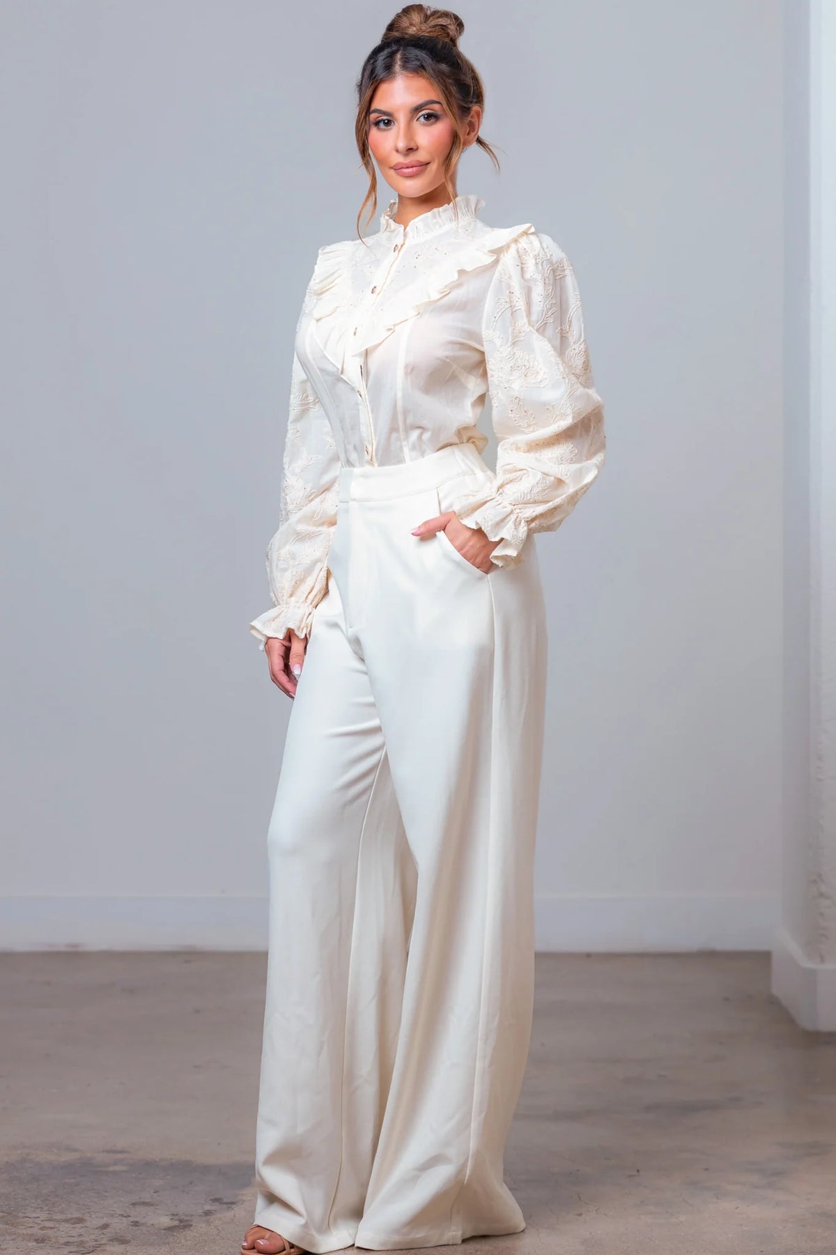 CONJUNTO BLUSA Y PANTALÓN, MANGA PUFF CON BOTONES DORADOS.