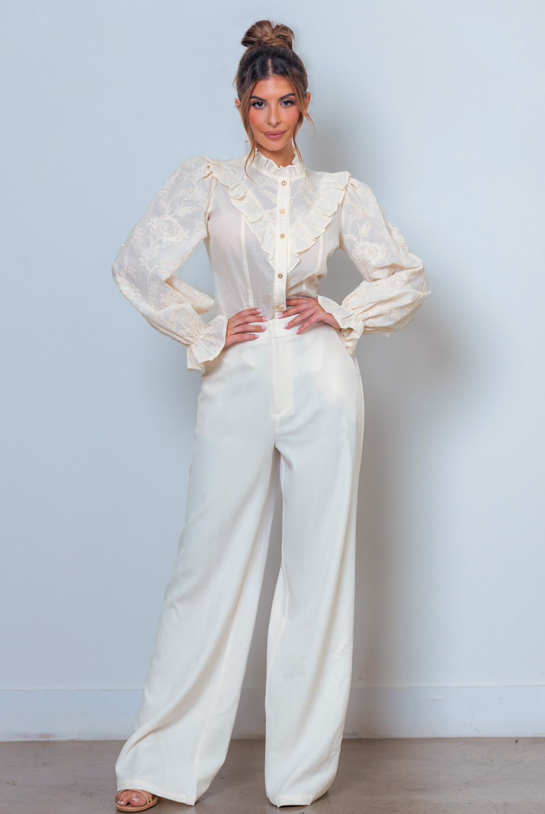 CONJUNTO BLUSA Y PANTALÓN, MANGA PUFF CON BOTONES DORADOS.