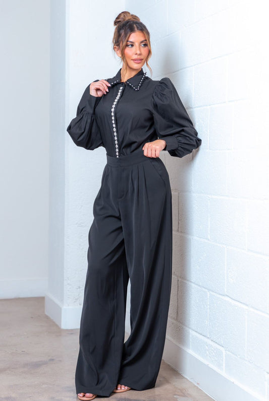 CONJUNTO BLUSA Y PANTALÓN, MANGA PUFF CON DETALLE DE PEDRERÍA EN CUELLO Y BOTONES.