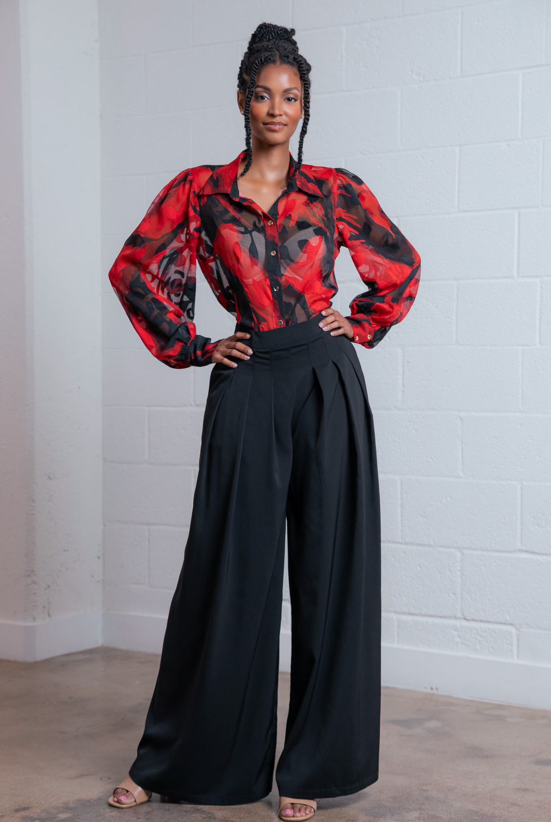 CONJUNTO BLUSA Y PANTALÓN, MANGA PUFF CON BOTONES DORADOS.