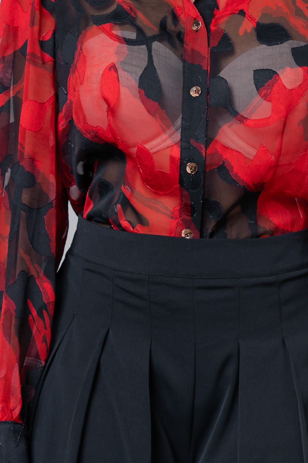 CONJUNTO BLUSA Y PANTALÓN, MANGA PUFF CON BOTONES DORADOS.